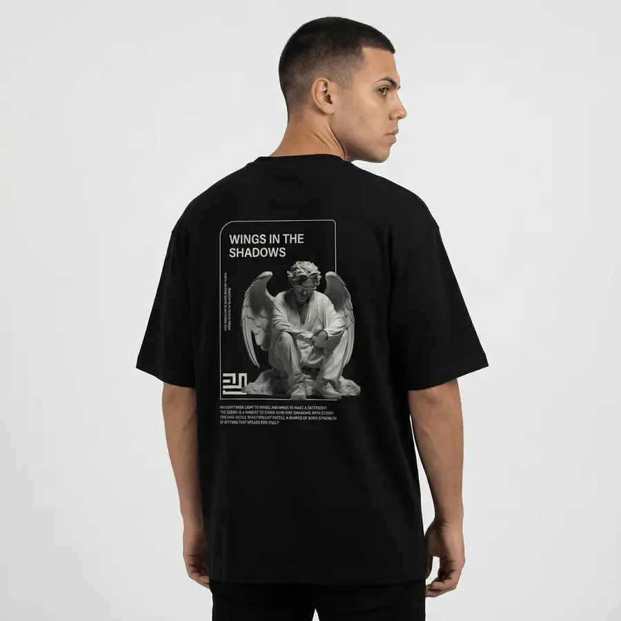 Hombre de espaldas con camiseta oversize negra Livestronger
